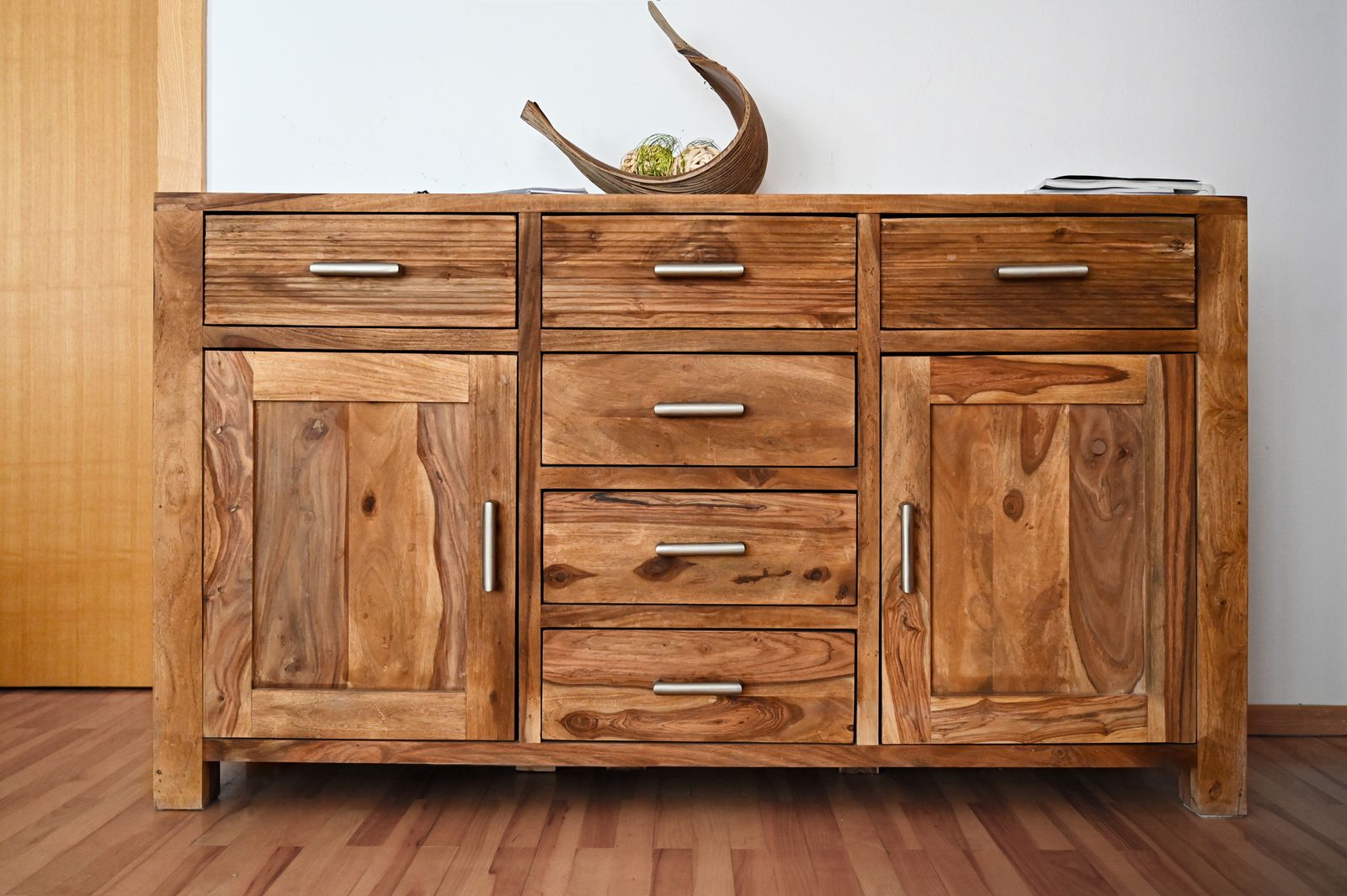Integrated pull on natural grain, no visible hardware line