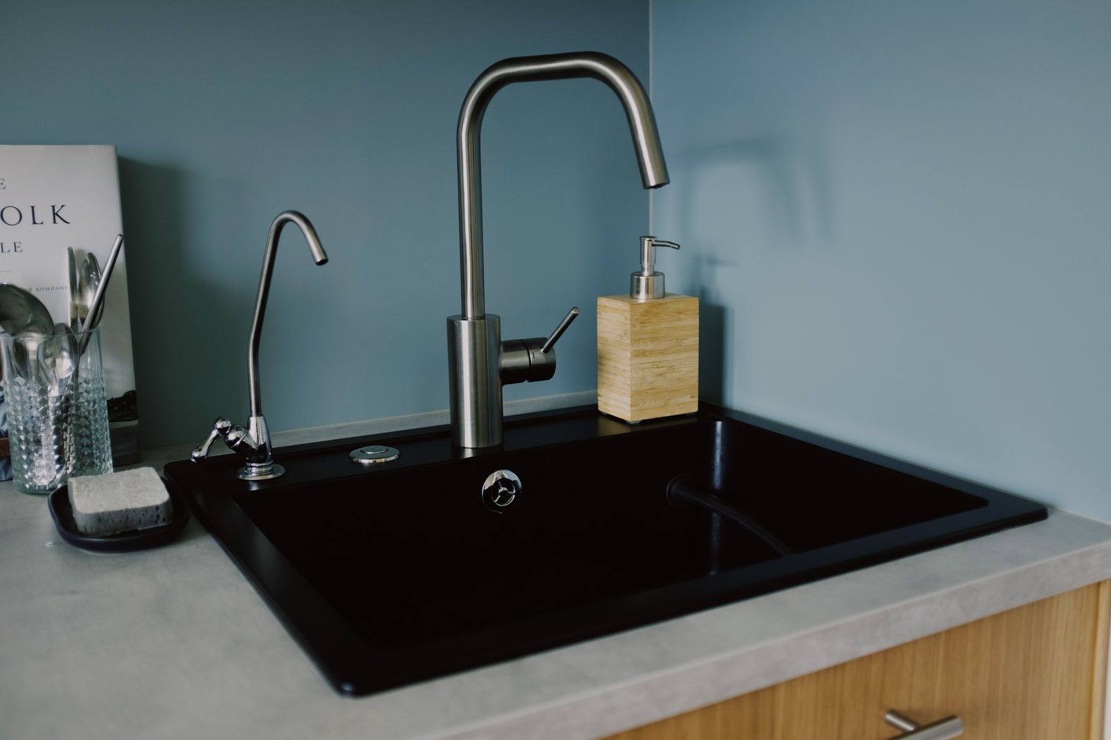 Apron front, 33 in kitchen sink installation